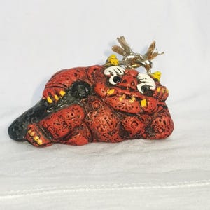 Vintage Japanese Oni Bell – Lazy Demon Figurine in Red – Playful Yokai Clay Dorei (9cm)