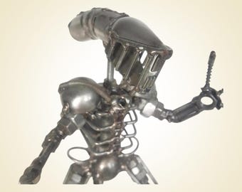 孵化するエイリアンの卵、手作りのリサイクル金属アート彫刻