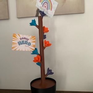 3D gedruckter Kartenhalter Baum mit Vase – Dekorativer Memohalter für Fotos & Einladungen – Klemmbrett im Blüten-Design – Schreibtisch Orga