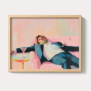 パステルカラーのマティーニを持つ男性の絵画 | 居心地の良いソファのカクテルウォールアートプリント | トレンディなバーカートの美的デジタルダウンロード | ソフトキッチンアートプリント