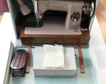 Máquina de coser eléctrica SINGER 215G con estuche y accesorios