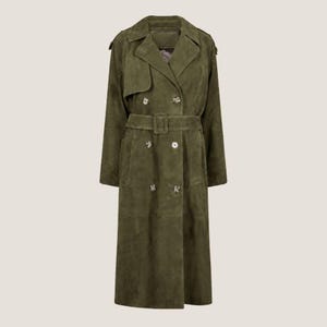 Könnte beinhalten: Ein olivgrüner Wildleder-Trenchcoat mit doppelreihiger Knopfleiste mit sechs Knöpfen, breitem Reverskragen, langen Ärmeln und einem passenden Gürtel mit Schnalle in der Taille. Der Mantel hat eine strukturierte Silhouette mit Schulterklappen.