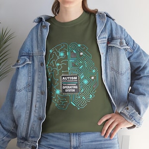 Op de afbeelding: Een groen T-shirt met een blauwe en groene hersenen grafiek en de tekst "Autisme Het is geen verwerkingsfout Het is een ander besturingssysteem".