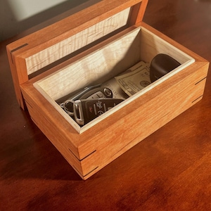 Handgefertigte Erinnerungsbox aus Riegelahorn und Kirsche, Erbstück Holzaufbewahrung, Island Grain Nachttischbox