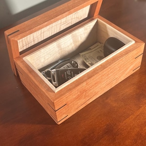 artisanale en cerise avec couvercle en érable ondé | Boîte de rangement en bois héritage | Boîte de table de chevet Island Grain