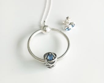 Conjunto de pendientes y colgante Pandora con la piedra natal de marzo y el círculo de la eternidad.
