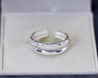 Anillo minimalista de doble capa de plata de ley S925: anillo llamativo, abierto y ajustable en tonos fríos.