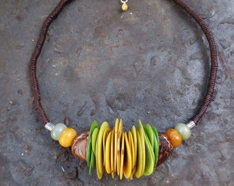 Collier de noix de Tagua, collier de lin, collier naturel, chips de noix de tagua, cordon de lin, bijoux de noix de tagua, perles de tagua, collier boho