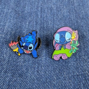 Conjunto de 2 alfinetes de esmalte fantasia Disney Lilo & Stitch – alfinetes de lapela com design de boneca e pincel para jaquetas e mochilas.