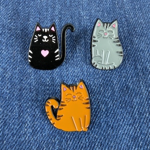 Ensemble de 3 épingles en émail avec chats rigolos mignons - Adorables épingles de revers de chat de dessin animé pour vestes, sacs et collectionneurs.