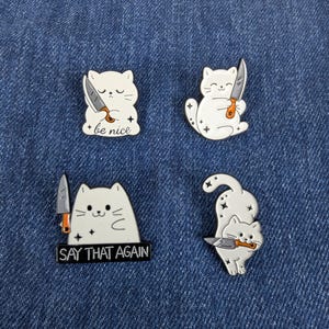 Ensemble de 4 chats blancs rigolos avec épingles en émail pour couteaux – Mignonnes, soyez gentils et dites-le encore, broches chat pour veste, sac à dos ou cadeau.