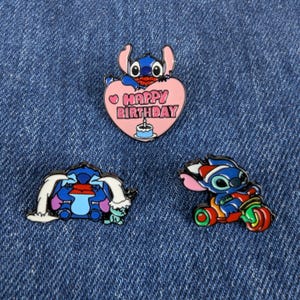 Conjunto de 3 alfinetes de esmalte Lilo & Stitch – Stitch on Tricycle, Crying with Scrump, alfinetes de coração de feliz aniversário – lindo broche de desenho animado da Disney para presente.