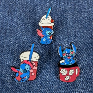 Conjunto de 3 alfinetes de esmalte fofos da Disney com ponto em copo – alfinetes de lapela com olhos de coração, chá de boba e milkshake para mochilas, jaquetas e colecionadores.
