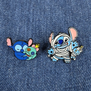 Conjunto de 2 alfinetes de esmalte Stitch – Fantasia de Scrump e Múmia Lilo & Stitch, alfinetes de lapela de desenho animado para mochilas, jaquetas e colecionadores.