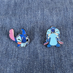 Conjunto de 2 alfinetes de esmalte engraçados da Disney Stitch Derp Face - broche de lapela de desenho animado fofo para mochila, chapéu, camisa, jaqueta ou presente para amantes da Disney