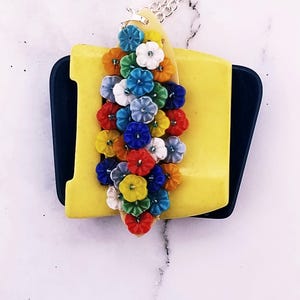 Vintage Bakelite Buckle Necklace with Flower Brooch: Retro Chic Jewelry