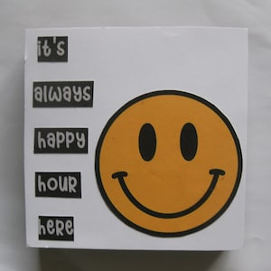 Piccolo cartello motivazionale per mensola o parete. Cartello di benvenuto. È l'ora dell'happy hour. Cartello di benessere. Faccina felice. Cartello in legno da sei pollici.