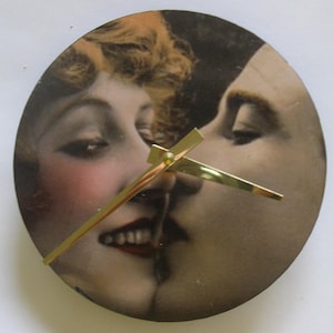 Relógio único. Relógio para amantes. Relógio de quarto. Relógio vintage retrô. Relógio pequeno de 7 pol. Fotografia de amantes dos anos 1930. Relógio ecológico.