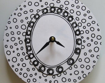 Petite horloge originale et originale fabriquée à partir d'un disque vinyle recyclé. Horloge de 7 pouces. Horloge noir et blanc minimaliste moderne.