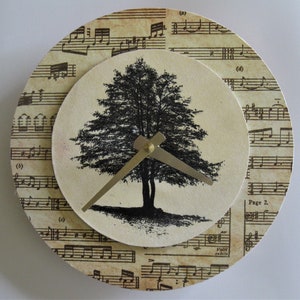 Horloge shabby chic. Horloge d'arbre. Horloge blanche et blanche. Musique. Horloge vintage rétro. Horloge naturelle. Horloge de 7 pouces. Disques recyclés.