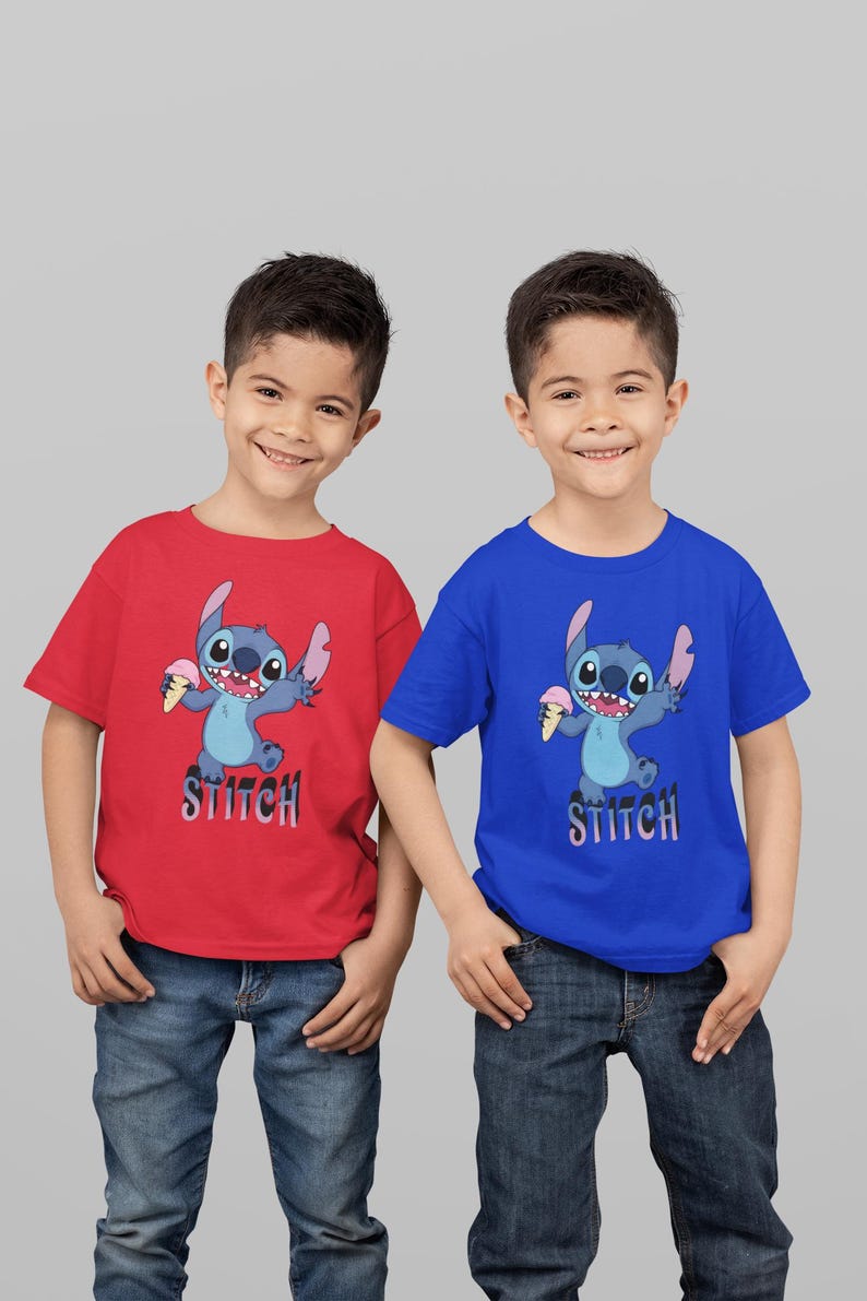 Op de afbeelding: Twee kinderen dragen rode en blauwe t-shirts met het personage Stitch uit Lilo & Stitch. De cartoon Stitch houdt een ijshoorntje vast. Het woord "Stitch" staat eronder gedrukt.