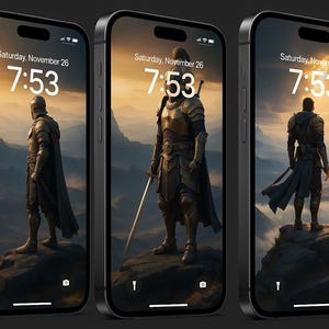 Op de afbeelding: Drie zwarte smartphones met een digitaal kunstwerk van een ridder in harnas met een zwaard, staand op een rotsformatie. De schermen tonen de datum en tijd: zaterdag 26 november, 7:53.