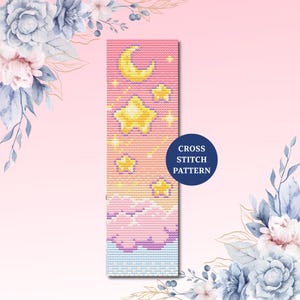 Könnte beinhalten: Ein Kreuzstichmuster mit einem himmlischen Design. Es zeigt einen gelben Halbmond, Sterne und Wolken vor einem rosa-orangenen Farbverlauf. Der Text "CROSS STITCH PATTERN" befindet sich in einem marineblauen Kreis.