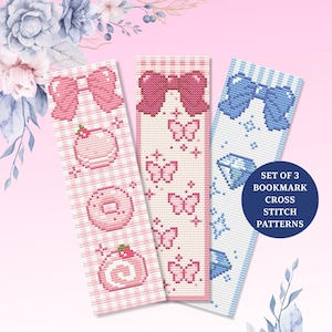 Könnte beinhalten: Set mit 3 Kreuzstich-Lesezeichenmustern. Die Lesezeichen zeigen rosa Schleifen, Schmetterlinge und Diamantenmuster. Ein Lesezeichen hat ein rosa Vichy-Muster, ein anderes einen weißen Hintergrund mit rosa Schmetterlingen.