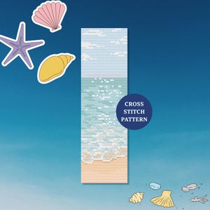 Könnte beinhalten: Ein Kreuzstichmuster mit einer Strandszene mit blauem Wasser, weißen Wellen und beigem Sand. Das Design enthält einen blauen Kreis mit dem Text "CROSS STITCH PATTERN". Dekorative Muschel- und Seestern-Aufkleber sind um das Muster herum verstreut.