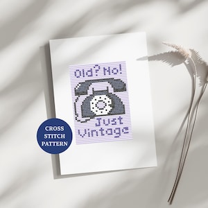 Petite carte d'anniversaire amusante au point de croix, « Old ? No Just vintage », mini motif de téléphone rétro, jolie carte cadeau à faire soi-même, mini broderie moderne