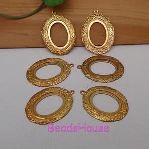 Op de afbeelding: Zes ovale, goudkleurige metalen frames met een decoratief ontwerp. De frames hebben een gladde, glanzende afwerking en zijn perfect om een ​​toets van elegantie toe te voegen aan je sieradenmaakprojecten.