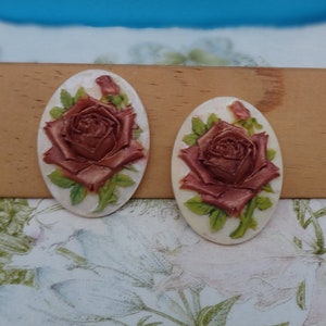 2 piezas (30 x 40 mm) pintadas a mano Pretty Rose Oval Cameo Chocolate con Golden Power-Rose sobre blanco