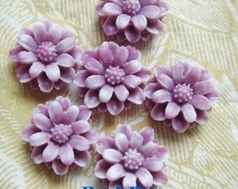 36-00-70-WH   10Pcs Pretty  Mini Chrysanthemum Cabochon -Grape W/white Edge.