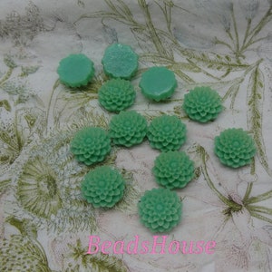 624-00-CA  8pcs Pretty Chrysanthemum Cabochon - Pale Blue