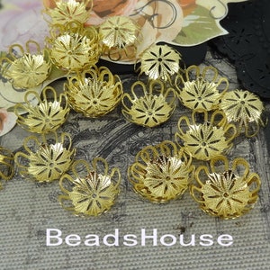 Peut inclure: Capsules de perles en métal doré avec un motif floral décoratif. Les capsules sont parfaites pour ajouter une touche d'élégance aux projets de bijoux.