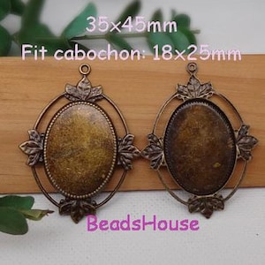 Puede incluir: Dos ajustes de colgante de metal dorado antiguo con diseños de hojas adornadas. Cada ajuste mide 35 mm x 45 mm y se adapta a un cabujón de 18 mm x 25 mm.