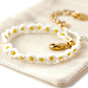 White dainty daisy chain bracelet, tiny flower beach jewelry, cute gift for her, trendy beaded jewelry