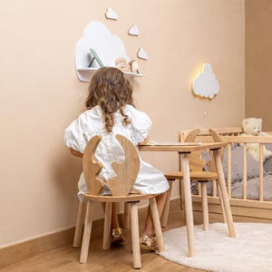 Montessori-inspiriertes Geschenk für Kinder – Holz Tisch und Stuhlset perfekt für Geburtstage und Weihnachten.
