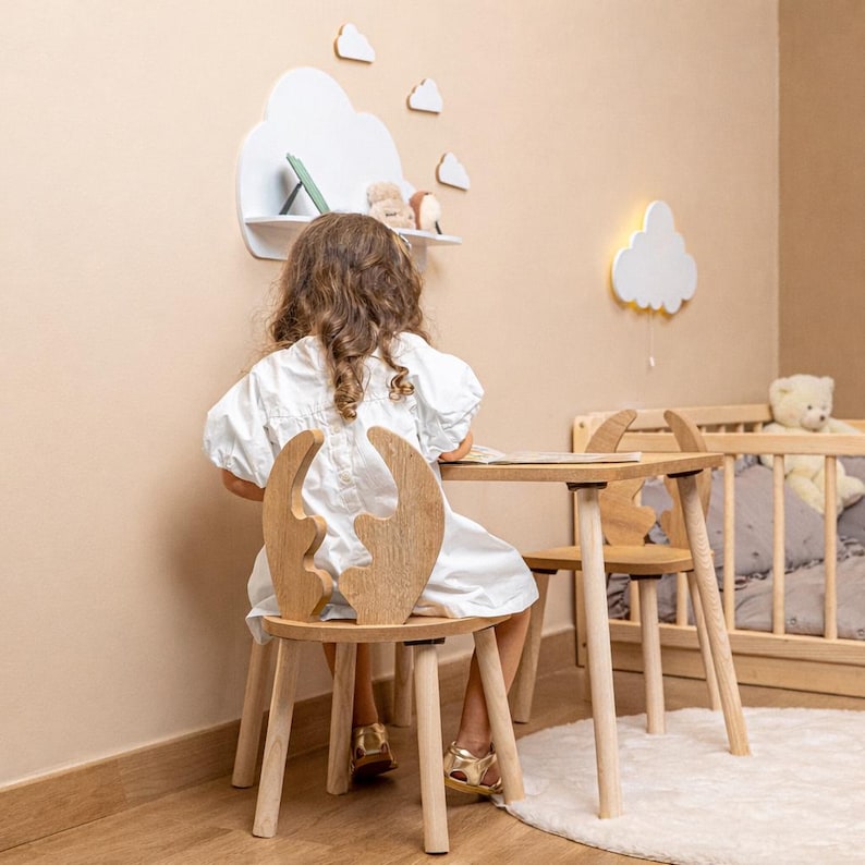 Montessori-inspiriertes Geschenk für Kinder – Holz Tisch und Stuhlset perfekt für Geburtstage und Weihnachten.