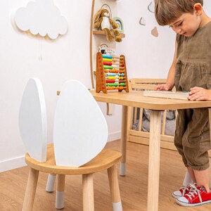 Montessori-inspiriertes Geschenk für Kinder – Holz Tisch und Stuhlset perfekt für Geburtstage und Weihnachten. Holz Kindertisch mit zwei Stühlen; ideal für Malen, Zeichnen, Basteln und Lesen, kompaktes Montessori Tisch-Set für tägliche Aktivitäten.