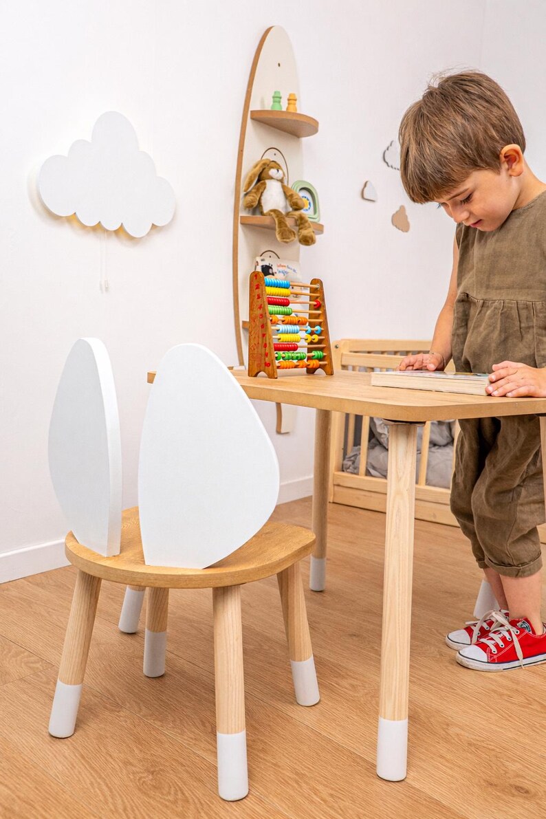 Montessori-inspiriertes Geschenk für Kinder – Holz Tisch und Stuhlset perfekt für Geburtstage und Weihnachten. Holz Kindertisch mit zwei Stühlen; ideal für Malen, Zeichnen, Basteln und Lesen, kompaktes Montessori Tisch-Set für tägliche Aktivitäten.