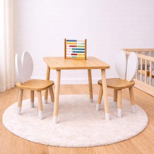 Montessori-inspiriertes Geschenk für Kinder – Holz Tisch und Stuhlset perfekt für Geburtstage und Weihnachten. Holz Kindertisch mit zwei Stühlen; ideal für Malen, Zeichnen, Basteln und Lesen, kompaktes Montessori Tisch-Set für tägliche Aktivitäten.