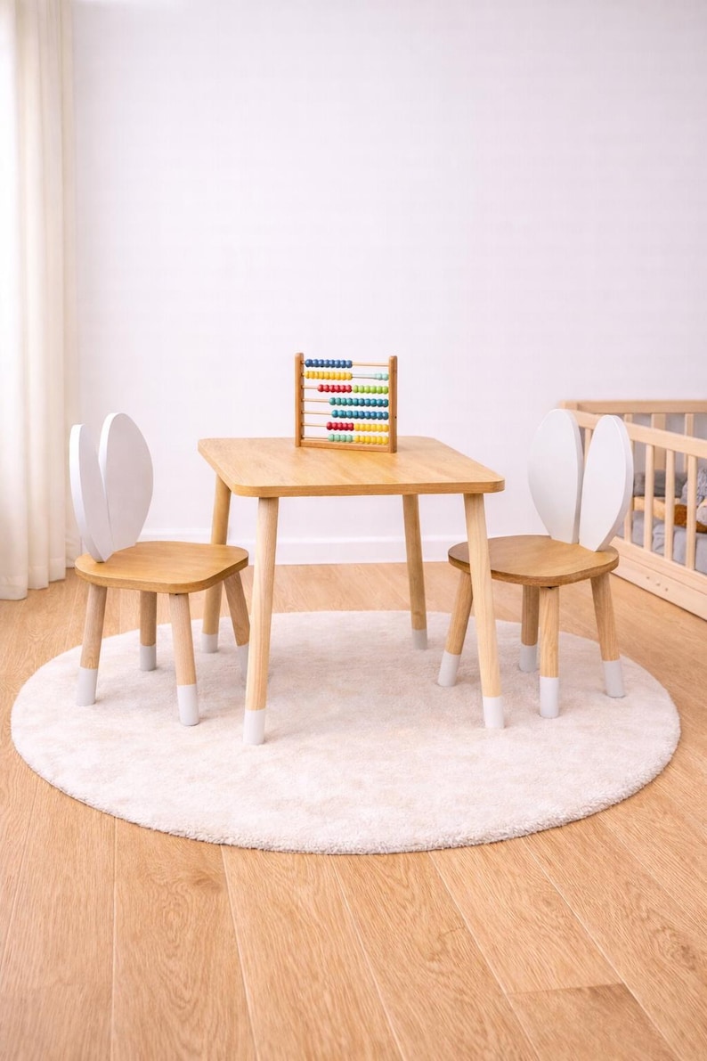 Montessori-inspiriertes Geschenk für Kinder – Holz Tisch und Stuhlset perfekt für Geburtstage und Weihnachten. Holz Kindertisch mit zwei Stühlen; ideal für Malen, Zeichnen, Basteln und Lesen, kompaktes Montessori Tisch-Set für tägliche Aktivitäten.