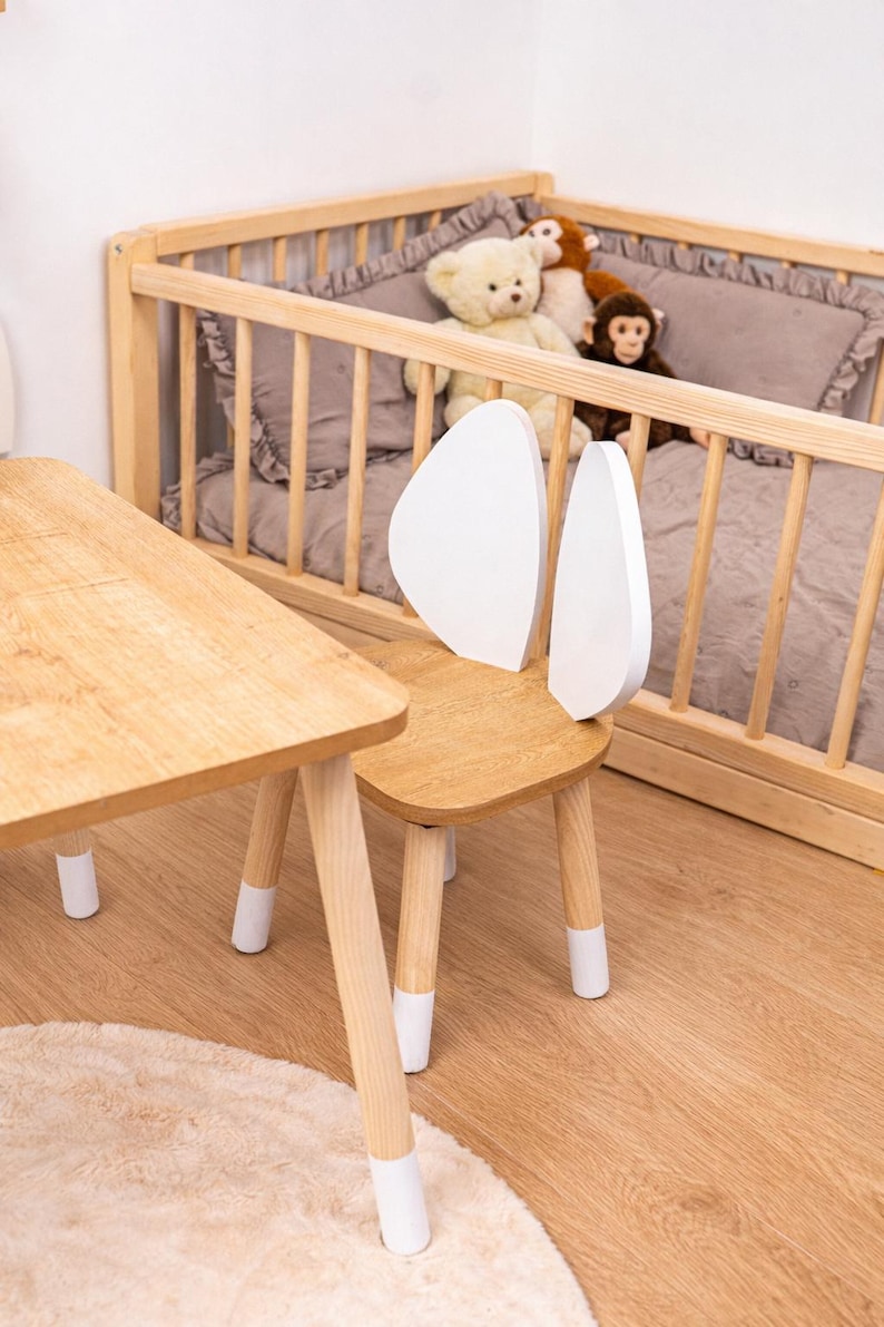 Montessori-inspiriertes Geschenk für Kinder – Holz Tisch und Stuhlset perfekt für Geburtstage und Weihnachten. Holz Kindertisch mit zwei Stühlen; ideal für Malen, Zeichnen, Basteln und Lesen, kompaktes Montessori Tisch-Set für tägliche Aktivitäten.