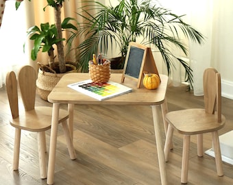 Montessori Handgemachter Hase Holz Kindertisch und 2 Stühle - Chemikalienfrei – ideal für Kinder von 2–7 Jahren