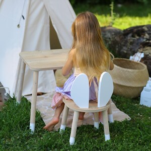 Kratzfester Montessori Kindertisch aus natürlichem Holz, leicht zu reinigen und geeignet als Activity Table für Kinder