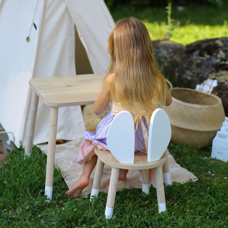 Kratzfester Montessori Kindertisch aus natürlichem Holz, leicht zu reinigen und geeignet als Activity Table für Kinder