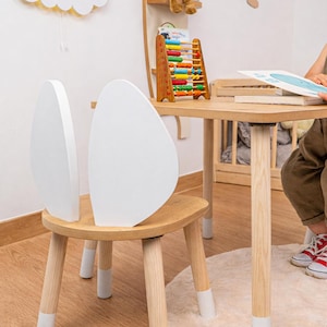 Montessori-inspiriertes Geschenk für Kinder – Holz Tisch und Stuhlset perfekt für Geburtstage und Weihnachten. Holz Kindertisch mit zwei Stühlen; ideal für Malen, Zeichnen, Basteln und Lesen, kompaktes Montessori Tisch-Set für tägliche Aktivitäten.