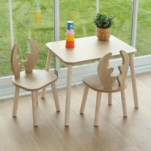 Handgefertigtes Montessori Möbelset für Kinderzimmer – Tisch und Stuhl aus Eichen-MDF in natürlicher Optik.