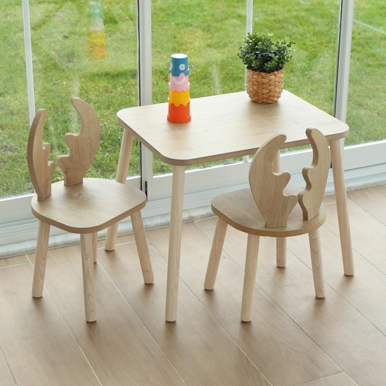 Handgefertigtes Montessori Möbelset für Kinderzimmer – Tisch und Stuhl aus Eichen-MDF in natürlicher Optik.
